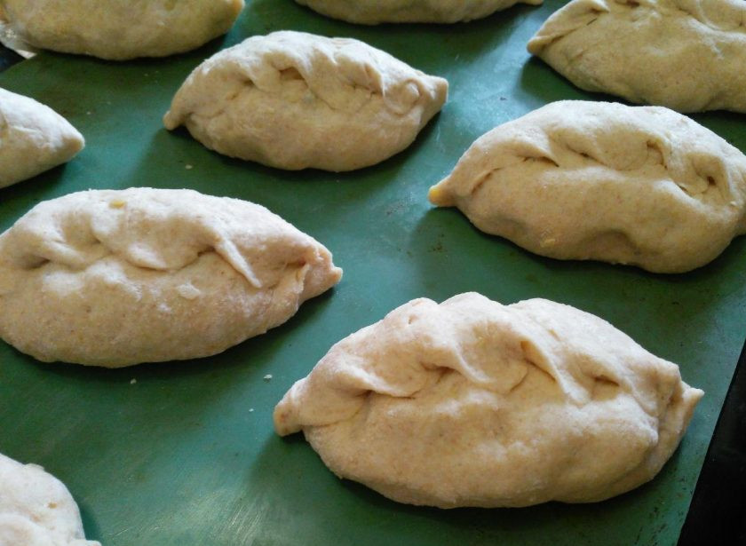 1. Этап. Постные гороховые пирожки: Слепите пирожки, разместите их на противне, дайте расстояться 5-10 минут и выпекайте в разогретой духовке при температуре 180 градусов в течение 40-45 минут.