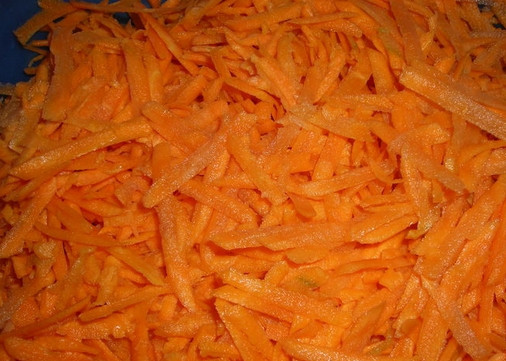 1. Этап. Кабачковая икра без помидоров на зиму: 3. В конце обжарьте немного до мягкости тертую морковь.