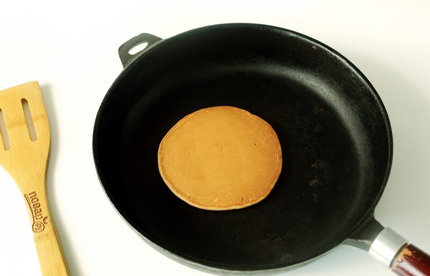 1. Этап. Кофейные панкейки: Когда начнут появляться дырочки, переверните панкейки на другую сторону.