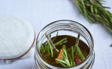 1. Этап. Масло с перцем чили: В масло добавьте розмарин и перец.