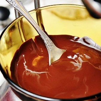 1. Этап. Медовое печенье: Шоколад растапливаем на водяной бане с добавлением коньяка.