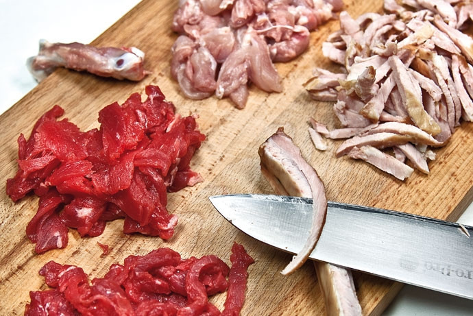 1. Этап. Солянка в казане: 1. Для начала подготовьте все мясные ингредиенты - вымойте, обсушите, нарежьте.