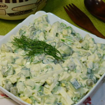 Салат с огурцом, яйцом и горошком