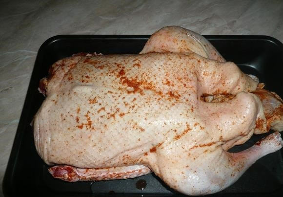 1. Этап. Утка, жареная в духовке: 3. После определите птицу на противень. Смазывать маслом не нужно, будет достаточно жира, который выделится от утки. Духовку разогрейте до 220 градусов.