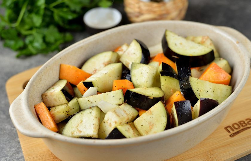 1. Этап. Баклажаны с тыквой в духовке: Тщательно перемешайте, чтобы все ломтики были покрыты маслом и приправами. На дно формы влейте немного воды.