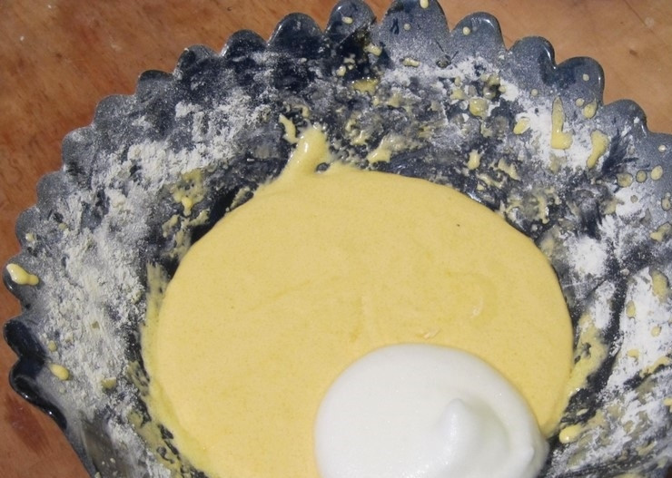 1. Этап. Рулет с вареной сгущенкой: 4. Белки аккуратно вводим к желткам.