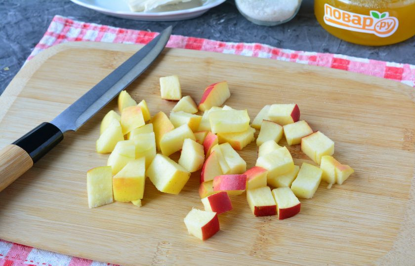 1. Этап. Овсяная каша с медом и яблоками: Нарежьте яблоки небольшими кубиками.