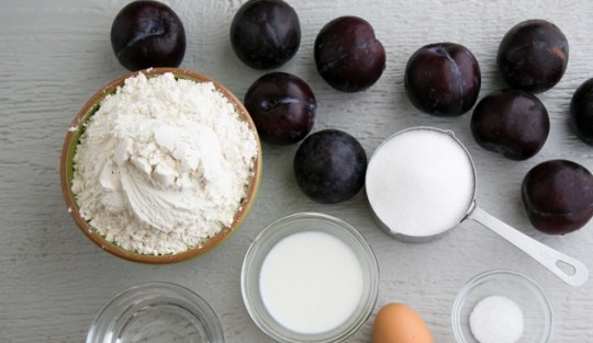 1. Этап. Вареники со сливами: Подготовить продукты.