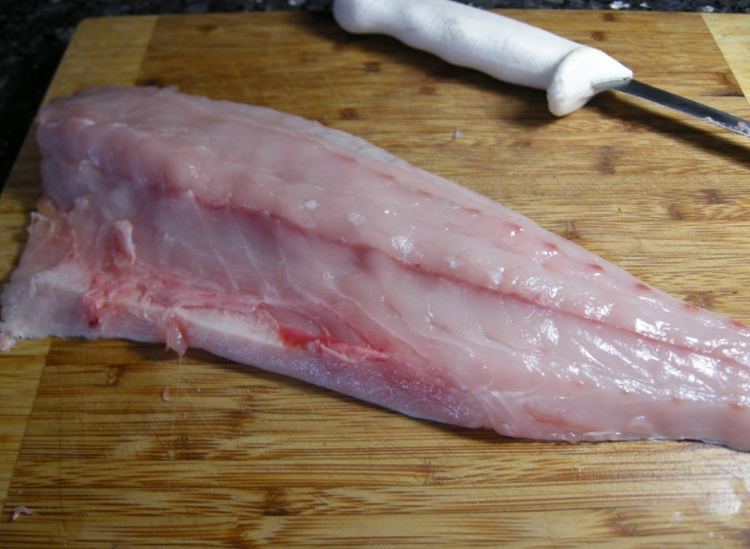 1. Этап. Запеченная форель кусочками: Рыбу моем, чистим, убираем все кости.