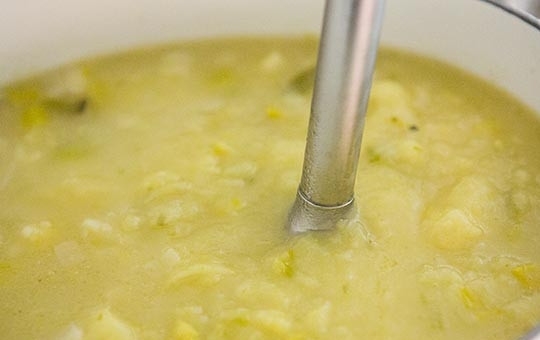 1. Этап. Картофельный суп с луком: Затем с помощью блендера измельчаем суп в пюре. Регулируем густоту по вкусу, добавляя бульон или сливки (по желанию).