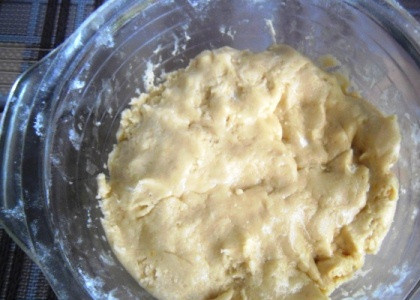 1. Этап. Печенье через мясорубку со сметаной: Теперь начинаем постепенно всыпать муку. Муки понадобится столько, сколько возьмет тесто, оно должно получиться довольно крутым. Дальше тесто желательно поставить в холодильник примерно на пол часика, но, если времени нет, то можно обойтись без этого.