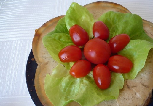 1. Этап. Запеченная закуска из филе грудки индейки: Форму с охлажденной закуской накрыть тарелкой и перевернуть. Аккуратно убрать форму и получается вот такая красота.