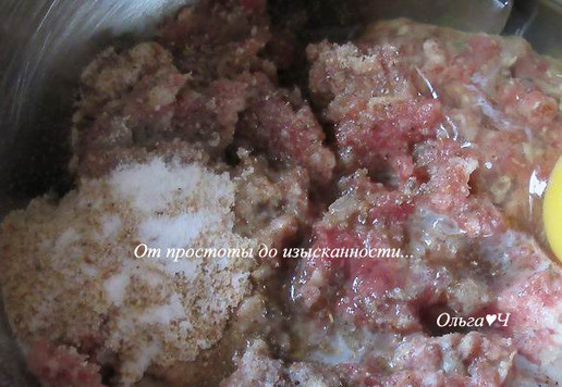 1. Этап. Котлеты с рыбным соусом: Все ингредиенты кроме масла и муки выложите в удобную ёмкость.