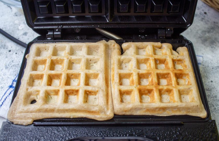 1. Этап. Яблочные вафли ПП: Готовые вафли переложите на тарелку и пеките следующую порцию.