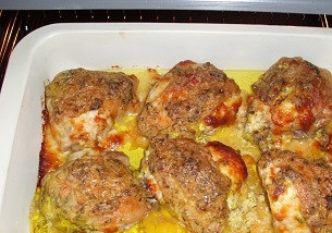 1. Этап. Куриные бедра в духовке с сыром: И ставим в разогретую до 180 градусов духовку запекаться. Минут на 45-50.