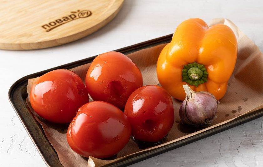 1. Этап. Томатный суп с кокосовым молоком: В форму для запекания выложите неочищенную головку чеснока, болгарский перец и помидоры с вырезанной сердцевиной. Полейте оливковым маслом и запекайте около 35-40 минут в духовке при 200 градусах.