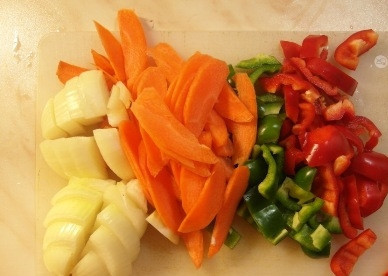 1. Этап. Свинина в кисло-сладком соусе с овощами: Чистим овощи и нарезаем ломтиками средней величины. Если есть возможность, используйте перец разных цветов, будет очень красиво смотреться готовое блюдо. Отправляем овощи к обжаренному мясу.