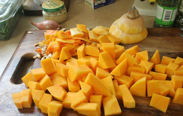 1. Этап. Ризотто с тыквой и шпинатом: Тыкву очистите и порежьте средним кубиком.