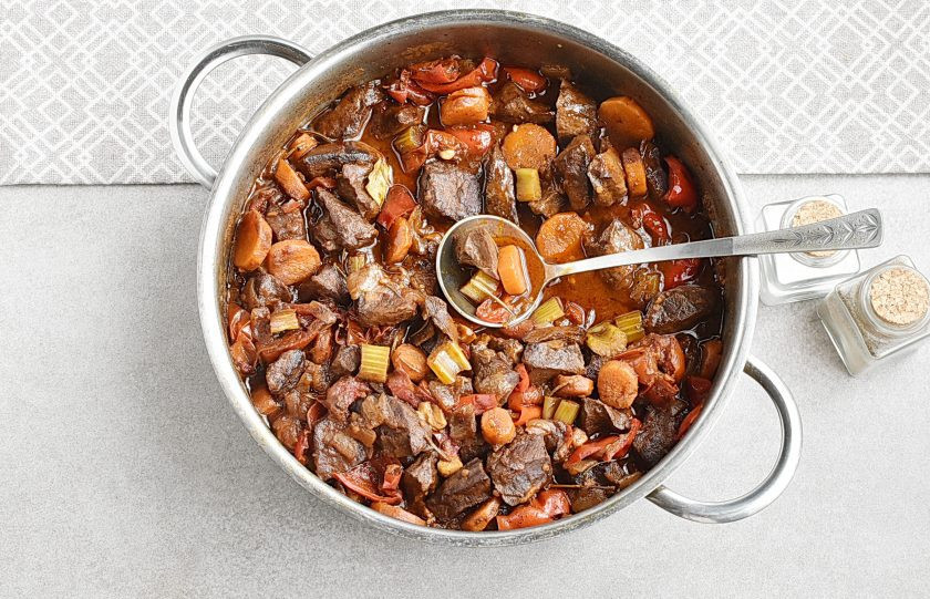 1. Этап. Мясо в вине: Готовое мясо попробуйте на соль и сразу же подавайте с мягким хлебом или багетом.