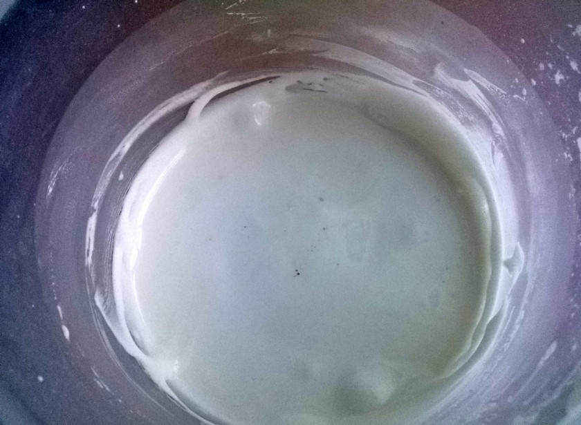 1. Этап. Пряники классические: Пока пряники выпекаются, приготовьте глазурь. Белок взбейте в крепкую пену, добавляя понемногу сахарную пудру, взбейте глазурь.