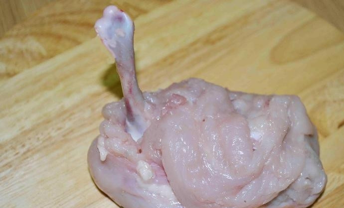 1. Этап. Котлеты по-киевски классические: Заверните масло в мясо с косточкой. Сверху оберните его грудкой, как на фото.