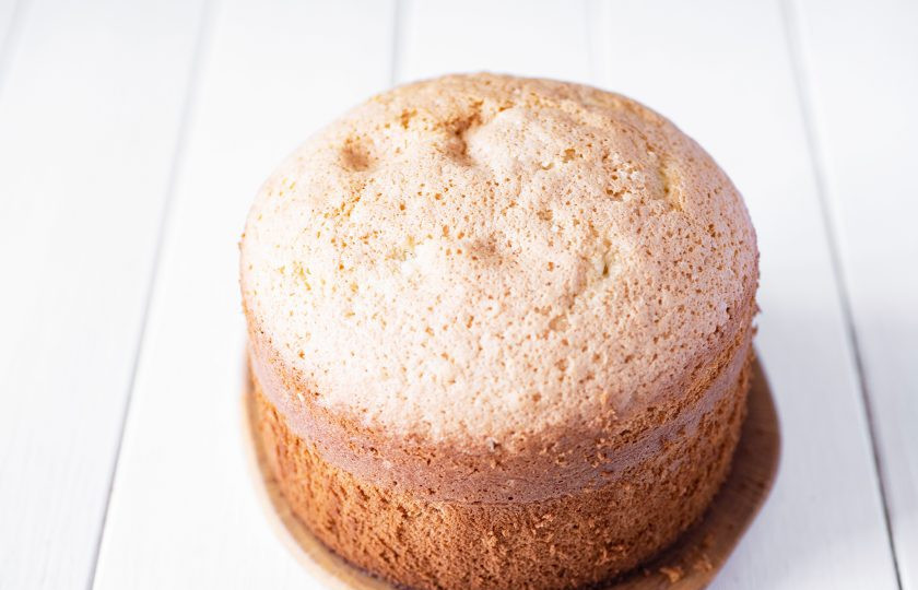 1. Этап. Торт с вишней и ананасом: В готовом виде бисквит получился примерно 12 см. в высоту. Охладите бисквит на решетке, затем оберните его пищевой пленкой и поместите в холодильник на ночь созревать.