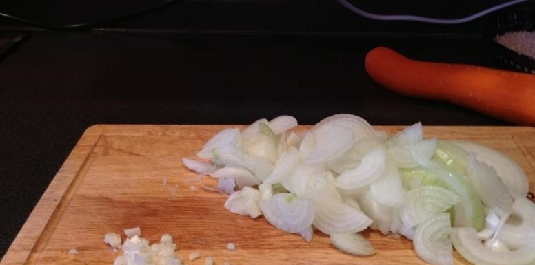 1. Этап. Телячьи ребрышки в мультиварке: 2. Луковицы очистить и нарезать полукольцами. Чеснок почистить и мелко порезать (можно натереть на терке или выдавить через пресс).