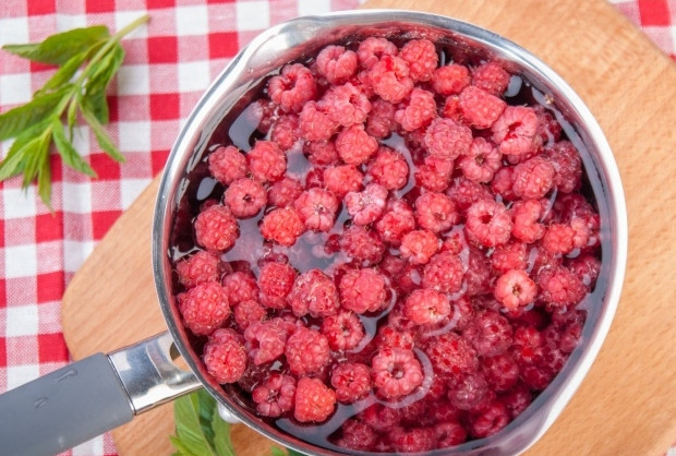 1. Этап. Турецкий щербет (напиток): Малину промойте, чтобы не было в ней мусора или букашек мелких. Потом выложите в сотейник и залейте холодной водой. Доведите до кипения, потом уменьшите огонь и варите 20 минут, процедите. Ягоды можете использовать в другом десерте или выпечке. В щербете они нам не понадобятся.