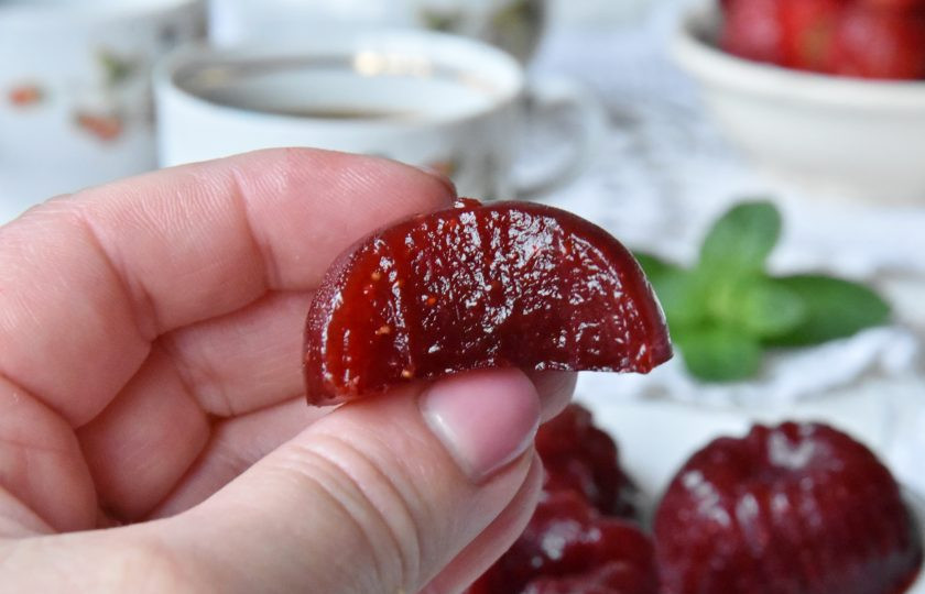 1. Этап. Конфеты из замороженной клубники: На свое усмотрение вы можете отрегулировать сладость конфет, уменьшив количество сахара.