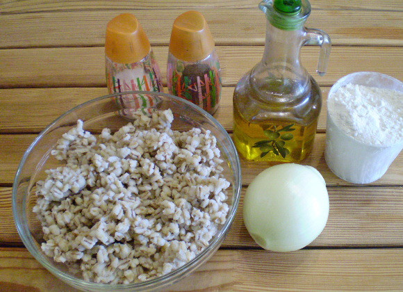 1. Этап. Котлеты из перловки: 1. Чтобы приготовить котлеты из перловки, нужно заранее сварить крупу в соотношении 1:2 с водой, немного остудить. Отлично подойдет вчерашняя каша.