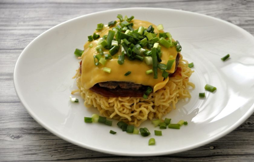 1. Этап. Рамен-бургер: На котлету выложите ломтик сыра, присыпьте зеленым луком.