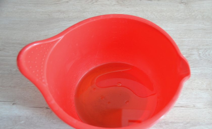 1. Этап. Итальянские крекеры: Смешайте воду (135 мл.) и оливковое масло (90 мл.).