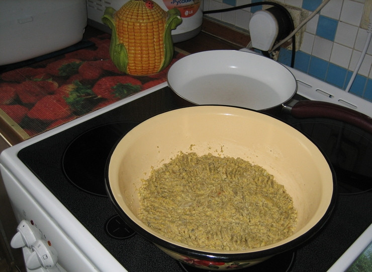 1. Этап. Постные котлеты из чечевицы: Чечевицу затем пропустите через мясорубку, добавьте лук, пропустите еще раз вместе. Потом добавьте манку и специи. Замесите фарш на котлеты.