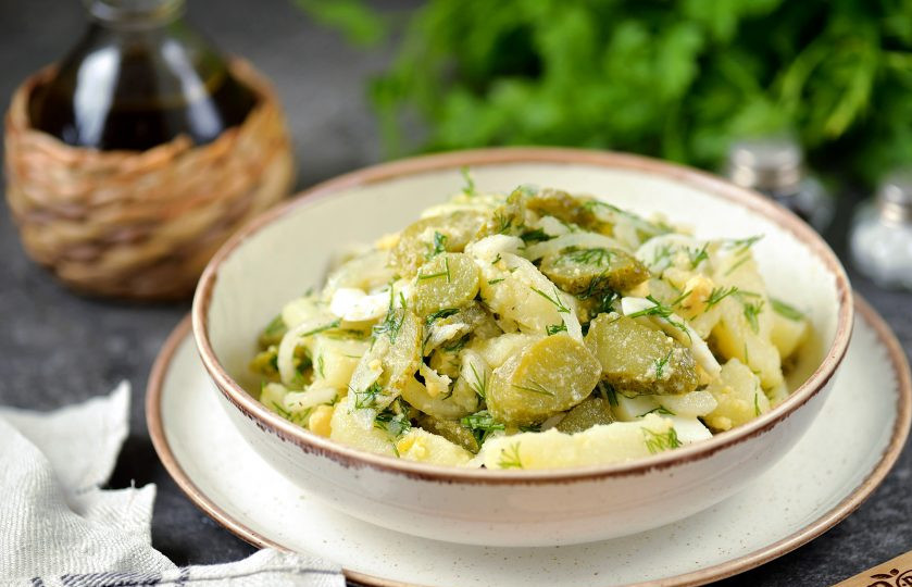 1. Этап. Картофельный салат с маринованными огурцами и луком: Такой салат будет отличным дополнением к запеченной курочке. Приятного аппетита!