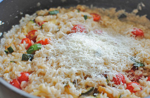1. Этап. Ризотто с кабачками и помидорами: В конце посыпаем ризотто тертым Пармезаном.