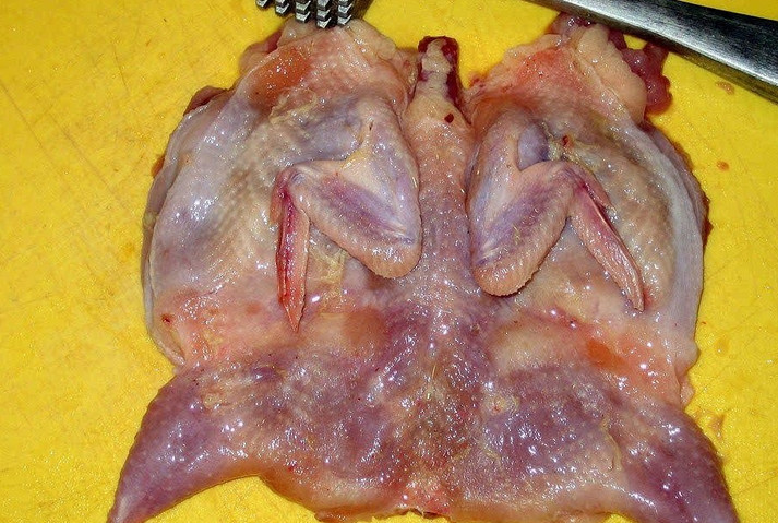 1. Этап. Жареная куропатка: Куропаток промойте, удалите остатки перьев. Сделайте надрез на брюшке, чтобы куропатка приняла плоскую форму. Слегка отбейте молотком.