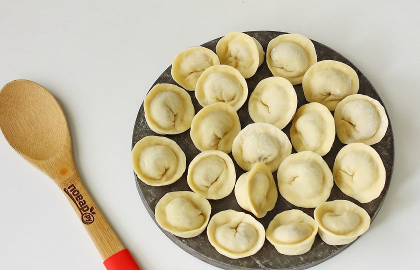 1. Этап. Пельмени в казане: Отрежьте от теста кусок, раскатайте его 