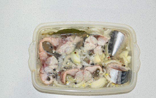 1. Этап. Скумбрия в горячем маринаде: Залейте скумбрию горячим маринадом. После остывания накройте крышкой и уберите в холодильник.