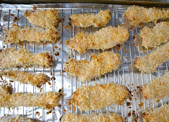 1. Этап. Курица в майонезном соусе: 7. Отправить противень в разогретую духовку. Курица в майонезном соусе в домашних условиях готовится около 25-45 минут, в зависимости от размера кусочков. После появления аппетитной корочки курочку можно доставать и подавать к столу с соусом.