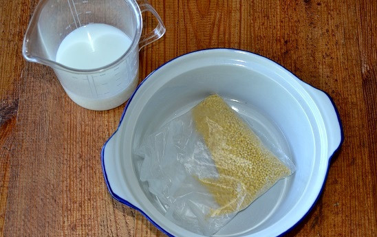 1. Этап. Пшенная каша с сыром: В кастрюлю выложите пакетик с пшеном. Влейте молоко и долейте воду, чтобы она полностью покрыла крупу. Подсолите по вкусу. Варите кашу на среднем огне около 15 минут.