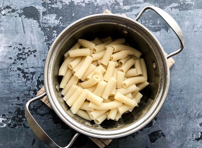 1. Этап. Запеканка из капусты и макарон: Макароны сварите в подсоленной воде до готовности.