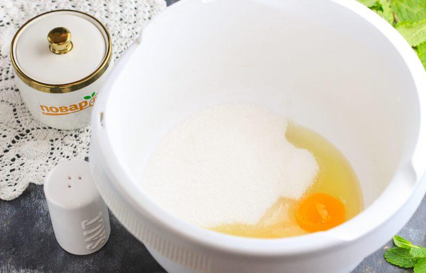 1. Этап. Торт Красный бархат с творожным кремом: Вбейте куриные яйца в чашу кухонного комбайна или миксера, всыпьте сахар и соль. Взбейте примерно 3-4 минуты на высокой скорости техники.