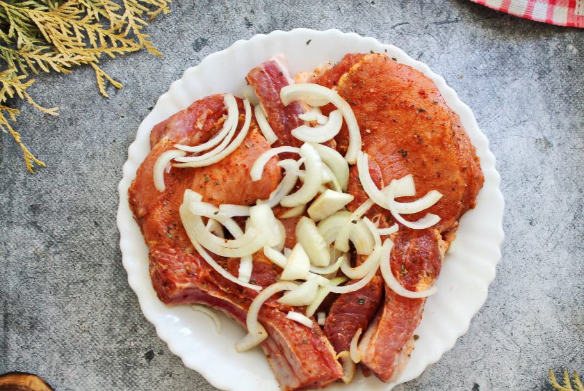 1. Этап. Шашлык из свиной корейки по-армянски: Засыпьте мясо оставшимся репчатым луком. Закройте шашлык и уберите в холодильник на 4-6 часов.