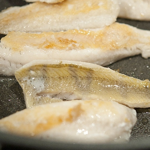 1. Этап. Филе белой рыбы в лимонно-масляном соусе: Рыбу солим и перчим, обжариваем с двух сторон по 2-3 минуты до готовности.