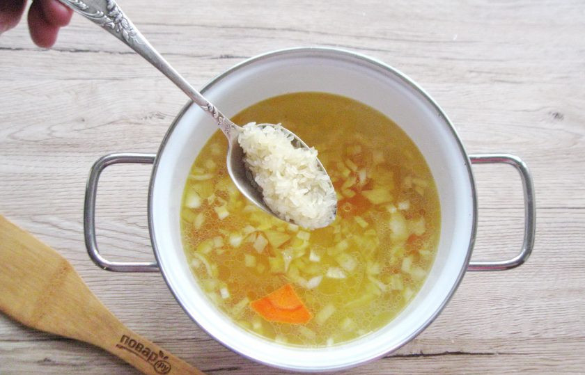 1. Этап. Сырный суп с брокколи и курицей: Выложите обжаренные овощи в кастрюлю с картофелем, добавьте предварительно промытый рис. Посолите, поперчите и продолжайте варить на среднем огне до полной готовности.