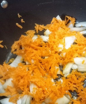 1. Этап. Скумбрия в томатном соусе: Скумбрию (у меня две) подготовить, отрезать хвост и голову, разрезать на две части, удалить хребет и затем разрезать на кусочки 3 см толщиной. Тем временем, в сковороде на сливочном масле жарить лук и морковь минуты 3 до мягкости.