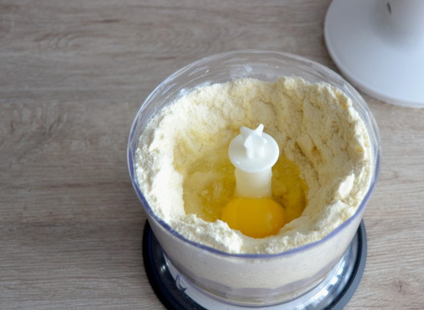 1. Этап. Пирожное Корзиночка с масляным кремом: Вбейте в тесто яйцо, смешайте. Долго вымешивать тесто не следует, чтобы его не перегреть.