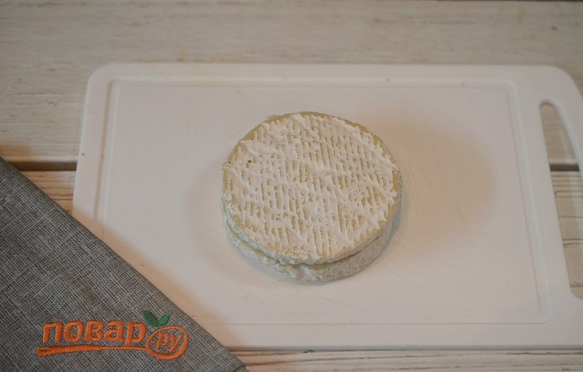 1. Этап. Фаршированный сыр: 7. Соедините две половинки, слегка придавите. Заверните сыр в пергаментную бумагу и уберите в холодильник на 20 минут.