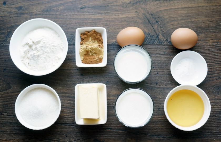 1. Этап. Торт в стиле Рустик: Давайте приготовим имбирный торт с ягодами, корицей и сливочным кремом.