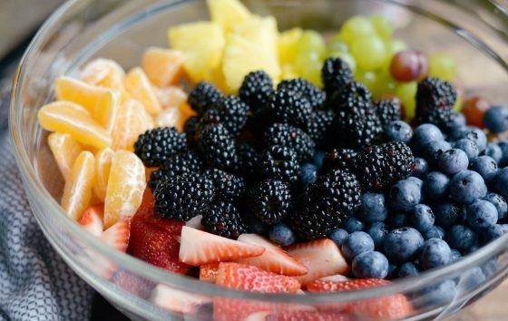 1. Этап. Фруктовый салат Радуга: 6. Затем все фрукты перемешайте с ягодами.